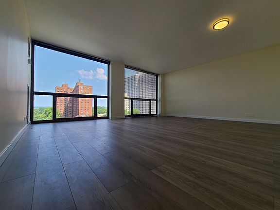 3rd image of 4343 N Clarendon Ave APT 1012
