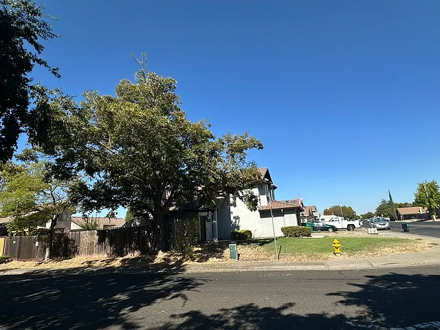 3 bed, 2.5 bath, 1401 sqft, $2,500 — Photo 3