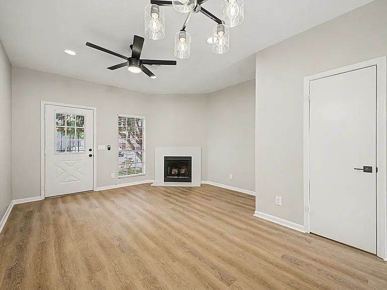 1601 N Saba St — Photo 3