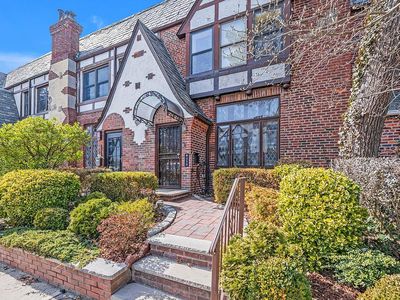 9113 68th Ave, Forest Hills, NY, 11375