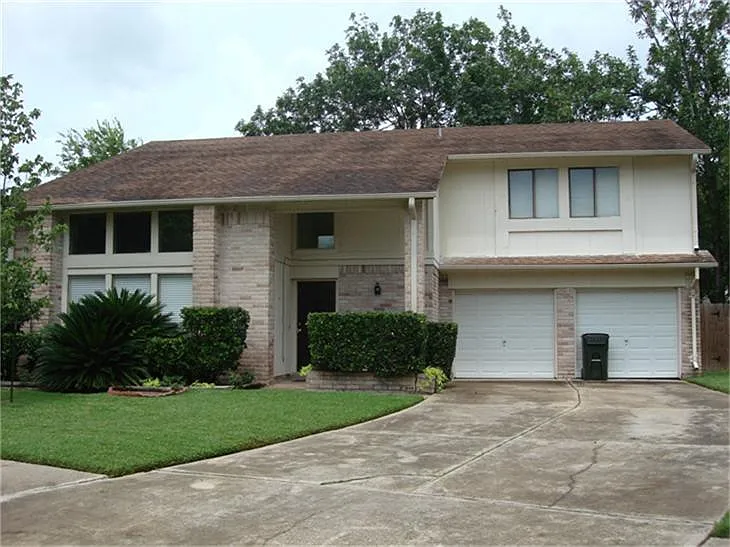 4 bed, 2.5 bath, 2028 sqft, $2,075 — Photo 2