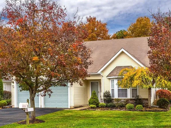 28 Schoolhouse Ln, Lakewood, NJ 08701