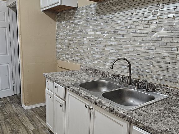 2nd image of 2979 Glendale St
