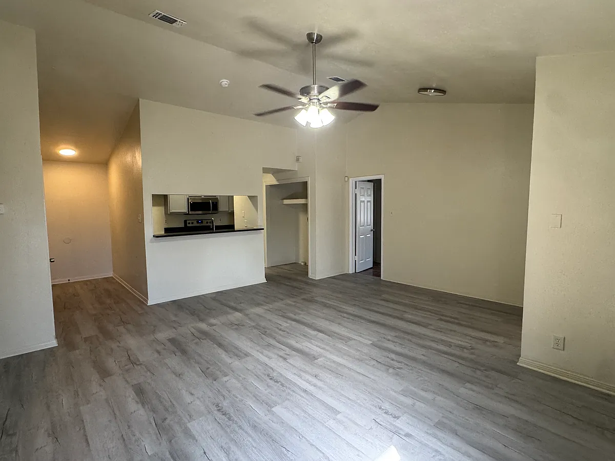 Building Photo - 7548 Windsor Oaks