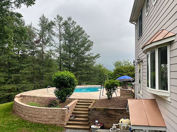 4th image of 19 Hickerson Mountain Ln