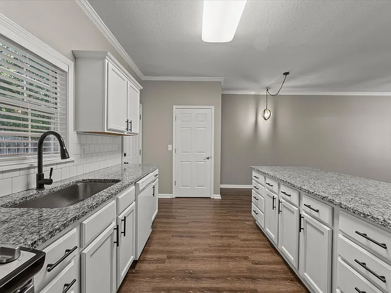 27 Corinth Rd — Photo 3