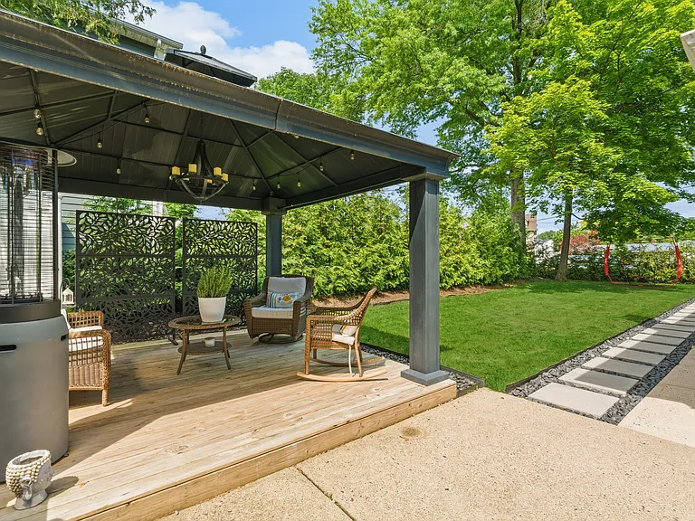 231 Beech Dr S — Photo 21