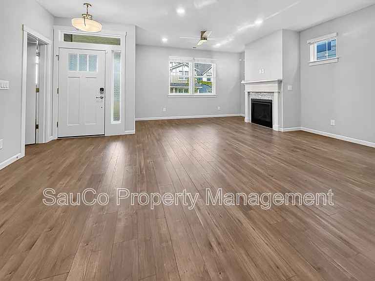 3909 SE Zircon Ln — Photo 2