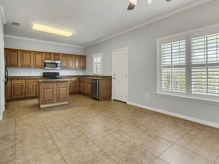 1486 Bentley Cir — Photo 14