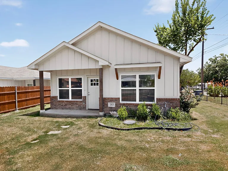 213 S Baugh St — Photo 1