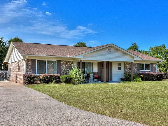 3rd image of 2915 Doral Dr