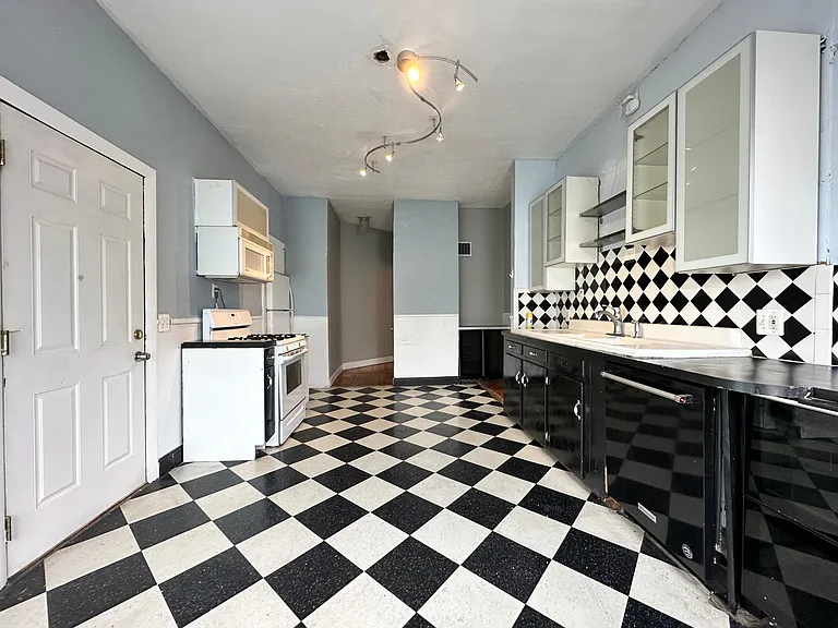 124 Almy St #2D — Photo 3
