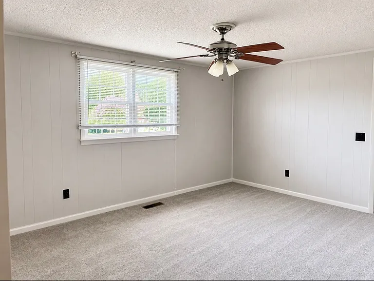 1062 Wesley Ave N — Photo 16