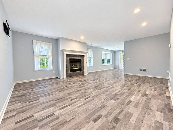 5th image of 310 Bridgewater Ln