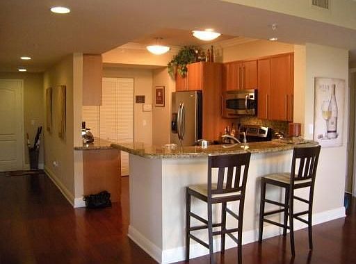 Kitchen & Breakfast Bar
