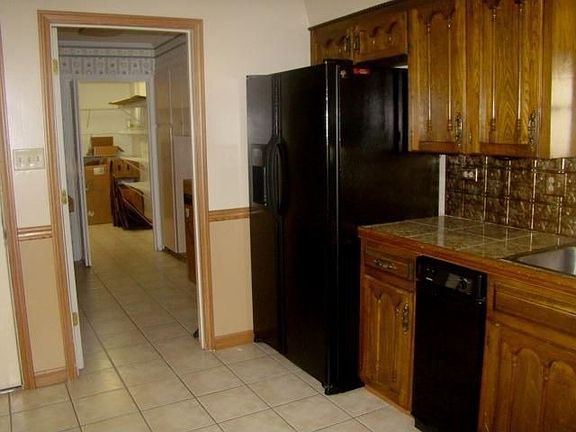 3rd image of 1004 Loretta St