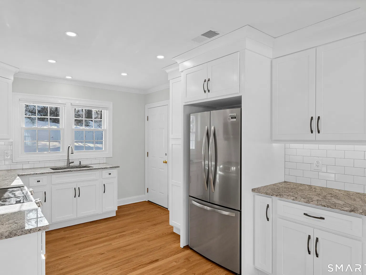 2 bed, 1.0 bath, 800 sqft, $2,400 — Photo 2