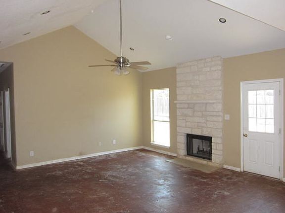 2nd image of 121 W Greenbriar Dr