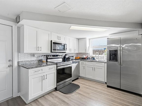 5th image of 9825 Lakeside Ln