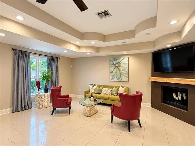 3 bed, 2.0 bath, 1238 sqft, $2,000 — Photo 2