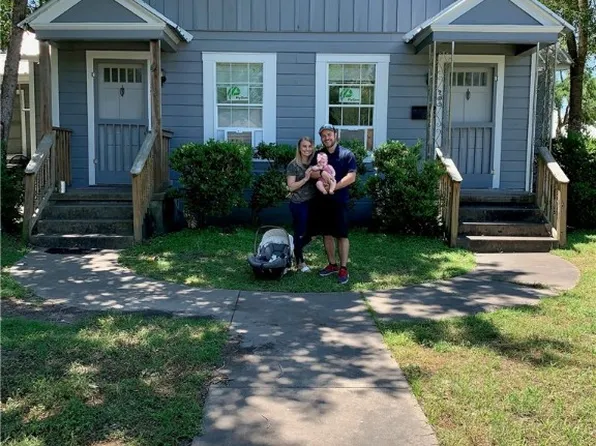 209 W Sarah St, Cuero, TX 77954