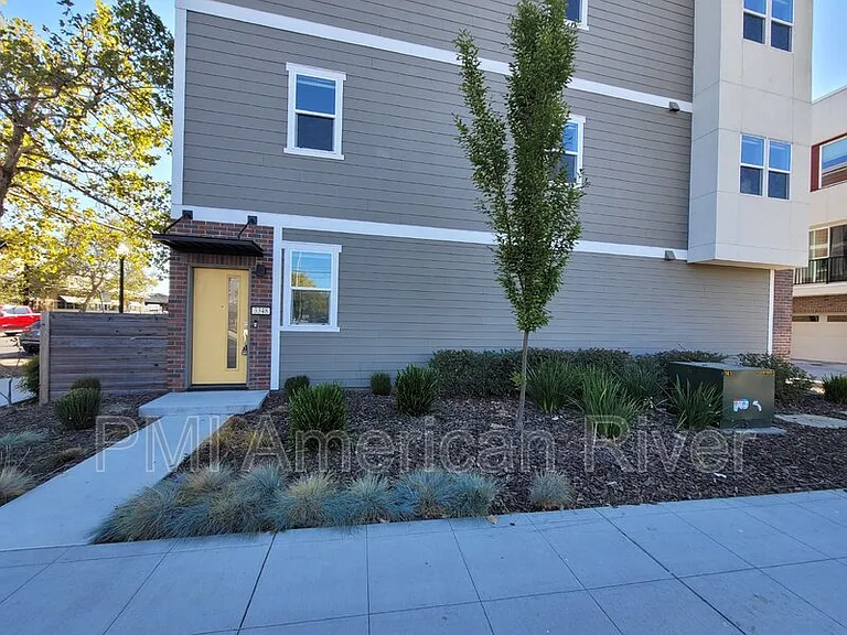 3348 S St — Photo 2