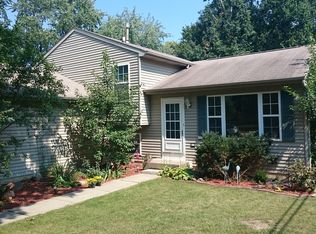 211 S Beck Rd, Lindenhurst, IL 60046