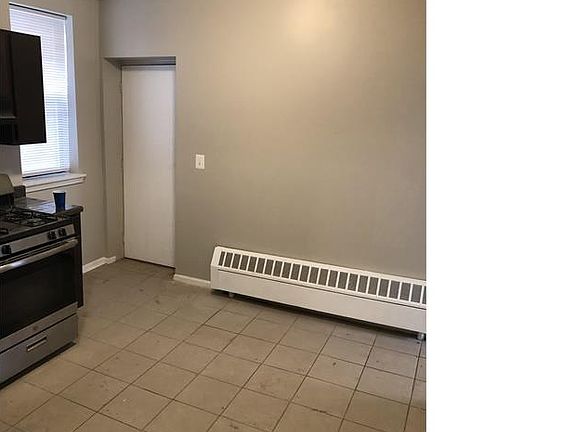 4th image of 553 N Pine Ave #2