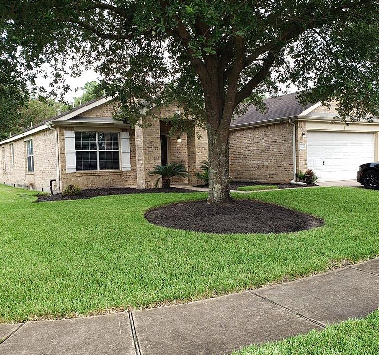 What a tree in the front yard. Lots of shade.