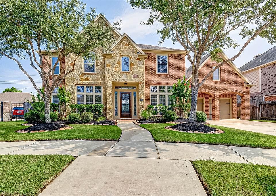 Welcome to 3811 Evans Grove Ln in Pine Mill Ranch. Home is on a cul-de-sac and walking distant to a neighborhood park!