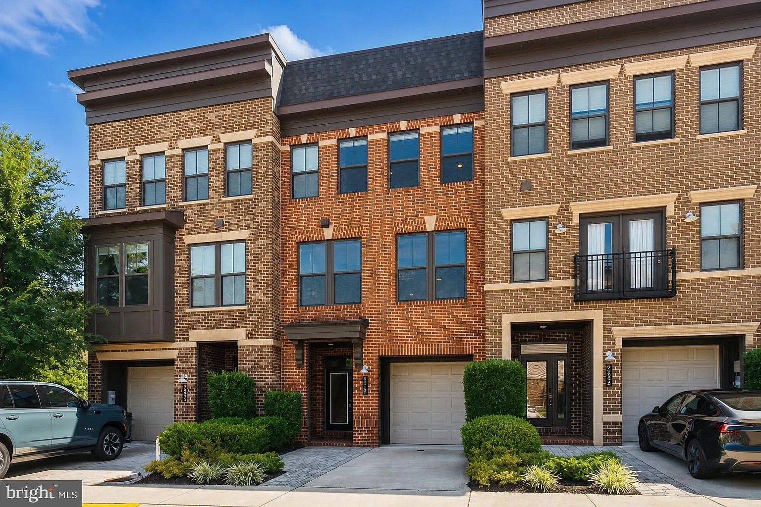 3 bed, 3.5 bath, 2480 sqft, $4,600 — Photo 1