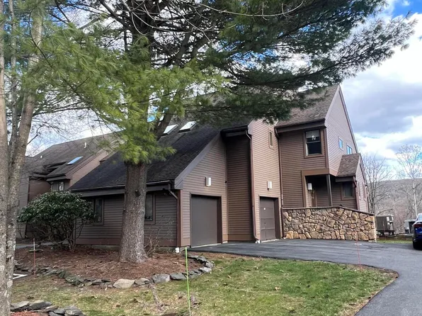 41 Skyview Ln #D, East Stroudsburg, PA 18302