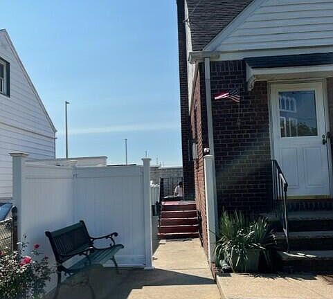 4th image of 424 Netherland Ave