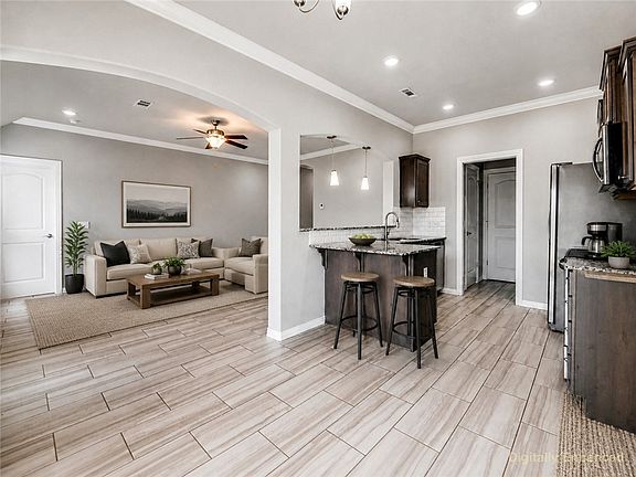 3rd image of 470 Holly St