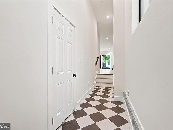 4th image of 330 Carson St