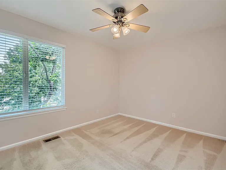 952 Thames St — Photo 17