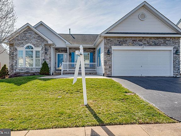 3rd image of 32 Sylvia Cir