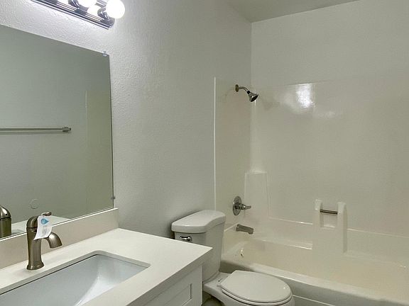5th image of 1006 E Deodar St #J