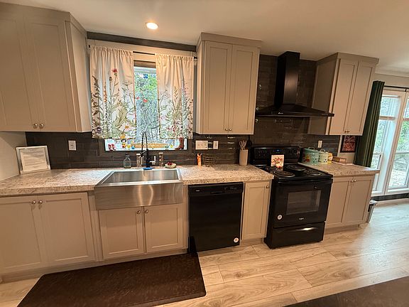 5th image of 133 E Canyon Lake Dr