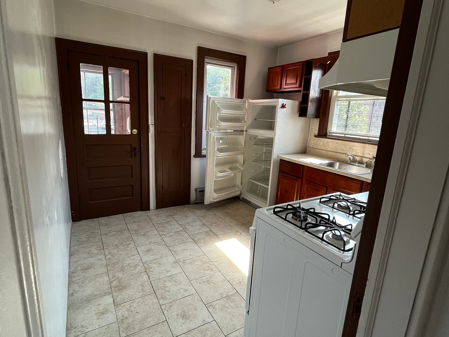 2 bed, 750 sqft, $2,500 — Photo 2