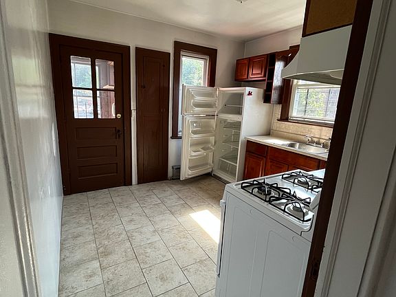 2nd image of 81 Spruce St APT 2