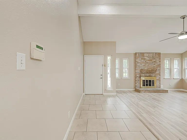 2302 Brook View Ln — Photo 3