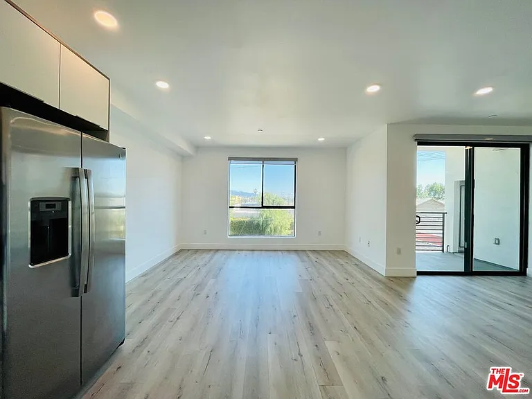 14612 Calvert St #404 — Photo 7