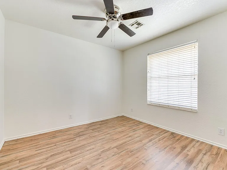 1829 Courtney Ln — Photo 34