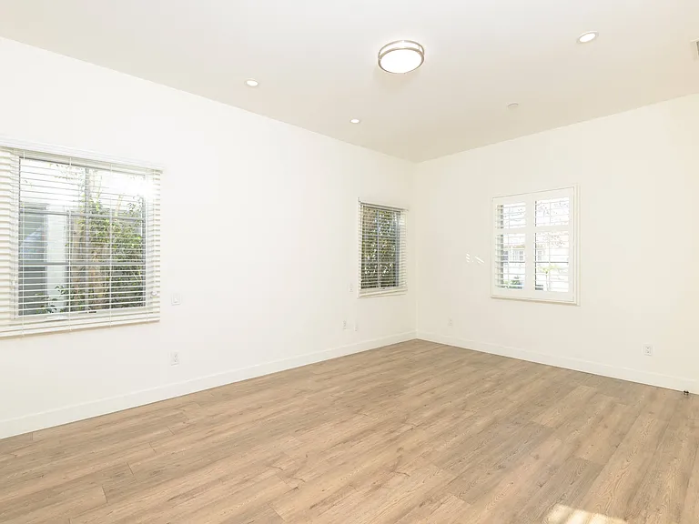 128 S Canon Dr — Photo 24