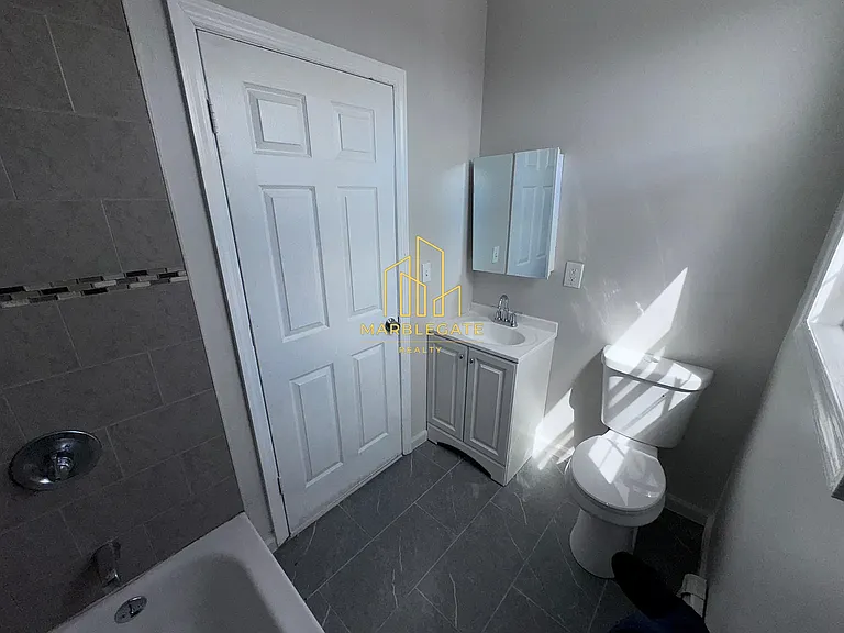 311 S 6th St #33L — Photo 6