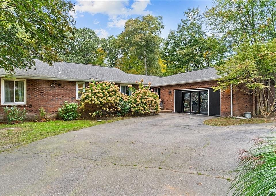 1st image of 17 Garwaine Dr
