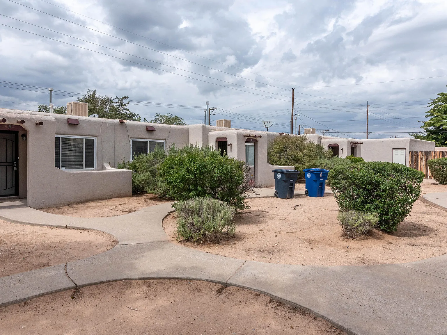 2 bed, 1.0 bath, 750 sqft, $1,050 — Photo 2