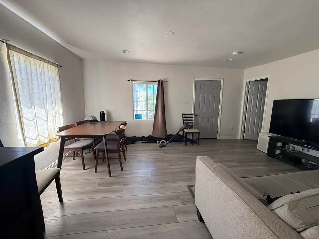 3 bed, 800 sqft, $2,600 — Photo 3