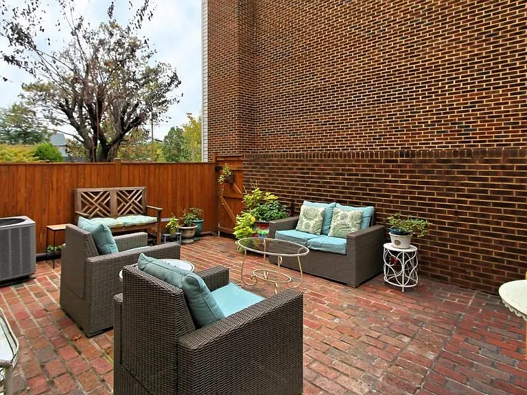 935 S Taylor St — Photo 30